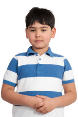 schüchterner kleiner junge