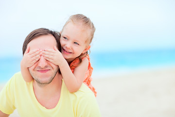 Fototapeta na wymiar Ojciec i córka na plaży