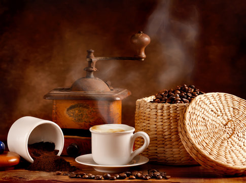 Caffè tostato e macinato con cappuccino caldo © Tesgro Tessieri