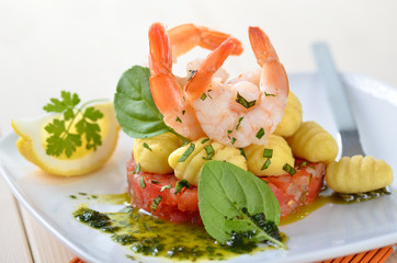 Scampi auf Gnocchi mit Tomatenragout