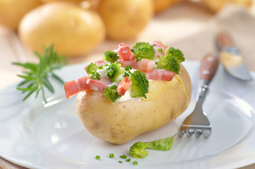 Heiße Pellkartoffel mit Speck und creme fraiche