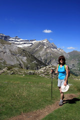 Femme pratiquant la randonnée en montagne à Gavarnie