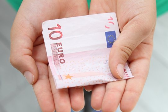 mani con banconota da 10 euro