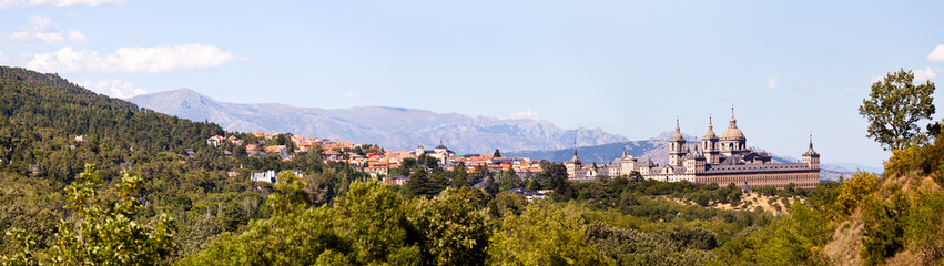 Naklejka na ściany i meble Village Panorama krajobraz z El Escorial, Madryt
