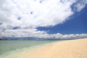 水納島の澄んだ海と白い雲