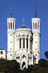 Fototapeta na wymiar basilica and blue sky