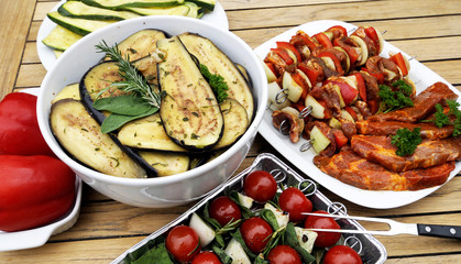 Fleisch und Gemüse für Grill vorbereitet