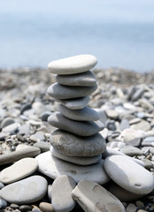 Пирамида из пляжной гальки  - Концепция равновесия, мир баланса