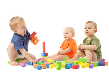 Kinder spielen mit Bausteinen