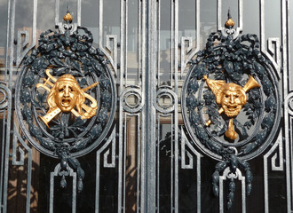 Les masques théâtraux sur les porte d' Opéra de Lille.