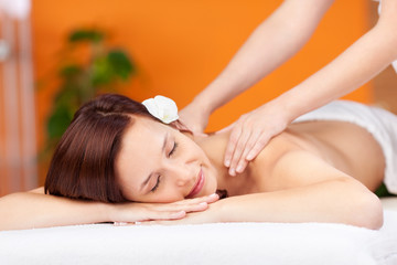 Obraz na płótnie Canvas attraktive frau entspannt bei einer massage