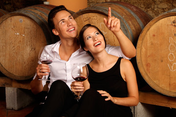 Paar bei der Weinprobe