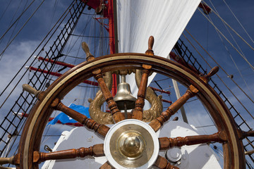 Steuerrad auf Segelschiff