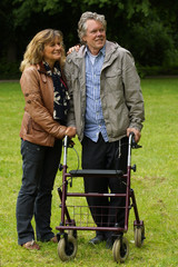 Fototapeta premium Älteres Paar - Mann mit Gehwagen