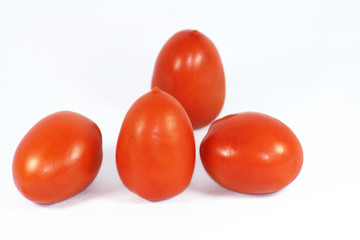 Des tomates allongées sur fond blanc