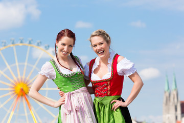 Junge Frauen in Dirndl in Bayern auf Volksfest