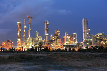 Obraz premium Petrochemical plant in sunset time