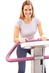 Frau auf Laufband im Fitnesscenter