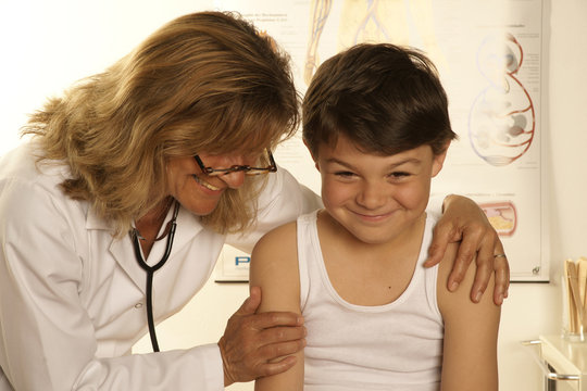 Schuluntersuchung jungen 10