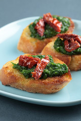 Crostini with sun-dried tomatoes