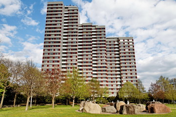 Immeubles blancs avec ciel bleu et pelouse verte.