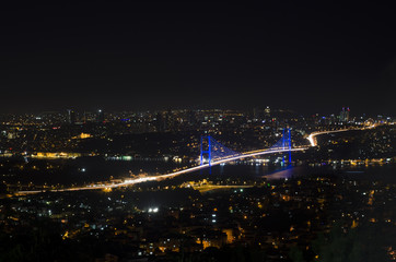 Fototapeta na wymiar Nocny widok z mostu nad Bosforem