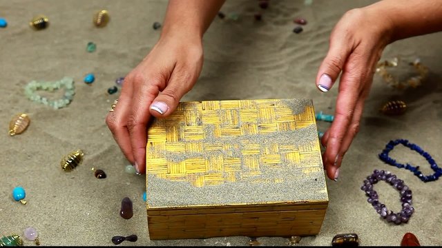 le sable et les bijoux