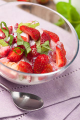 Deser z truskawkami, jogurtem i miętą © Kamila Cyganek