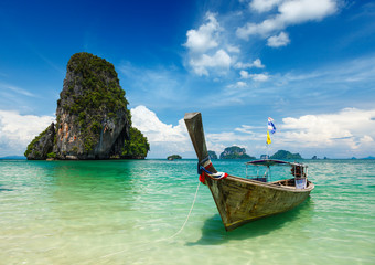 Fototapeta na wymiar Długa łód¼ na plaży w Tajlandii