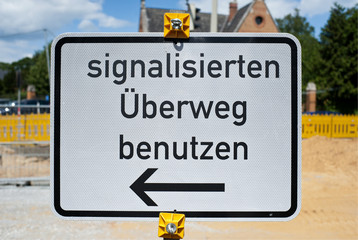 Verkehrszeichen - signalisierten Überweg benutzen