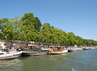 Fototapeta na wymiar Paris, boats on Sena river
