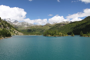 Naklejka na ściany i meble alpejskie jezioro w dolinie