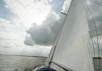 Obraz premium Sailing on a lake in spring