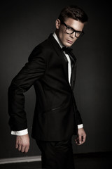 Obraz premium Elegant young businessman