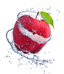 Fotobehang Rode appel met waterplons, die op witte achtergrond wordt geïsoleerd © Jag_cz