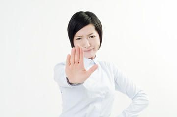 白バックを背景にした女性