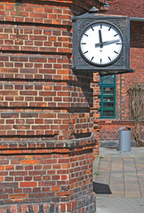 Alter Bahnhof / Backsteinbau / Alte Bahnhofsuhr