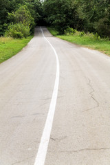 Fototapeta na wymiar drogowych z linii w środowisku zieleni