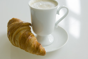 Milchkaffee mit Croissant