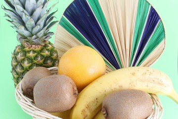 composizione di frutta con ventaglio