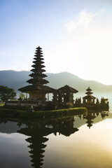 Obraz premium balinese lake temple dawn bali indonesia