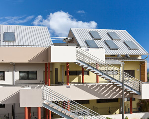 panneaux chauffe-eau solaire sur toiture immeuble