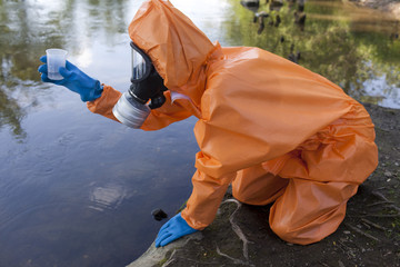 Experte analysiert radioaktives Wasser