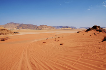 Fototapeta na wymiar off-road na pustyni Wadi Rum