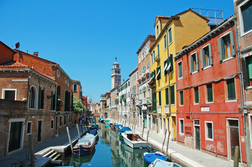 Naklejka na ściany i meble Wenecja kanał z domu czerwony i żółty, Włochy