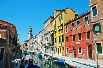 Fototapeta na wymiar Wenecja kanał z domu czerwony i żółty, Włochy