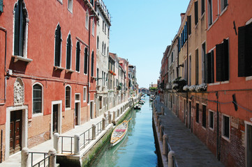 Fototapeta na wymiar Kanał Wenecja z czerwonym domami, Włochy
