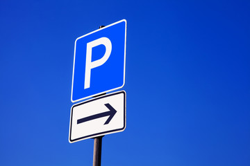 Parkplatzschild vor blauem Himmel