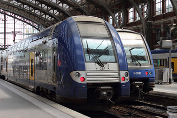 Fototapeta premium Pociągi do Gare Lille Flandres we Francji.