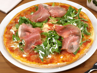 Pizza mit Ruccola und Schinken